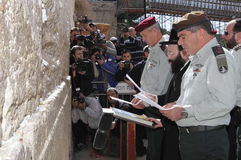 נושאים תפילה: אשכנזי וגנץ הטמינו פתק בכותל המערבי