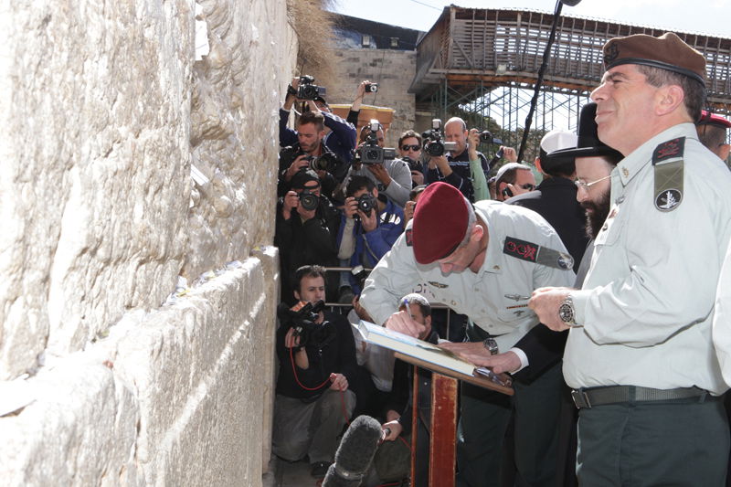 נושאים תפילה: אשכנזי וגנץ הטמינו פתק בכותל המערבי