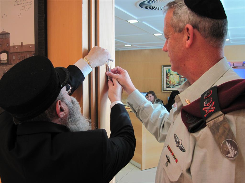 הפעולה הראשונה של גנץ: קביעת מזוזה