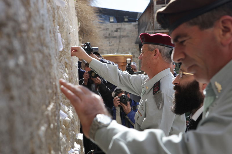 נושאים תפילה: אשכנזי וגנץ הטמינו פתק בכותל המערבי