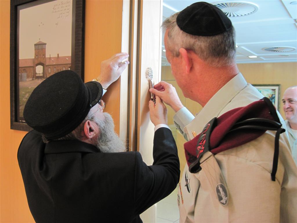 הפעולה הראשונה של גנץ: קביעת מזוזה