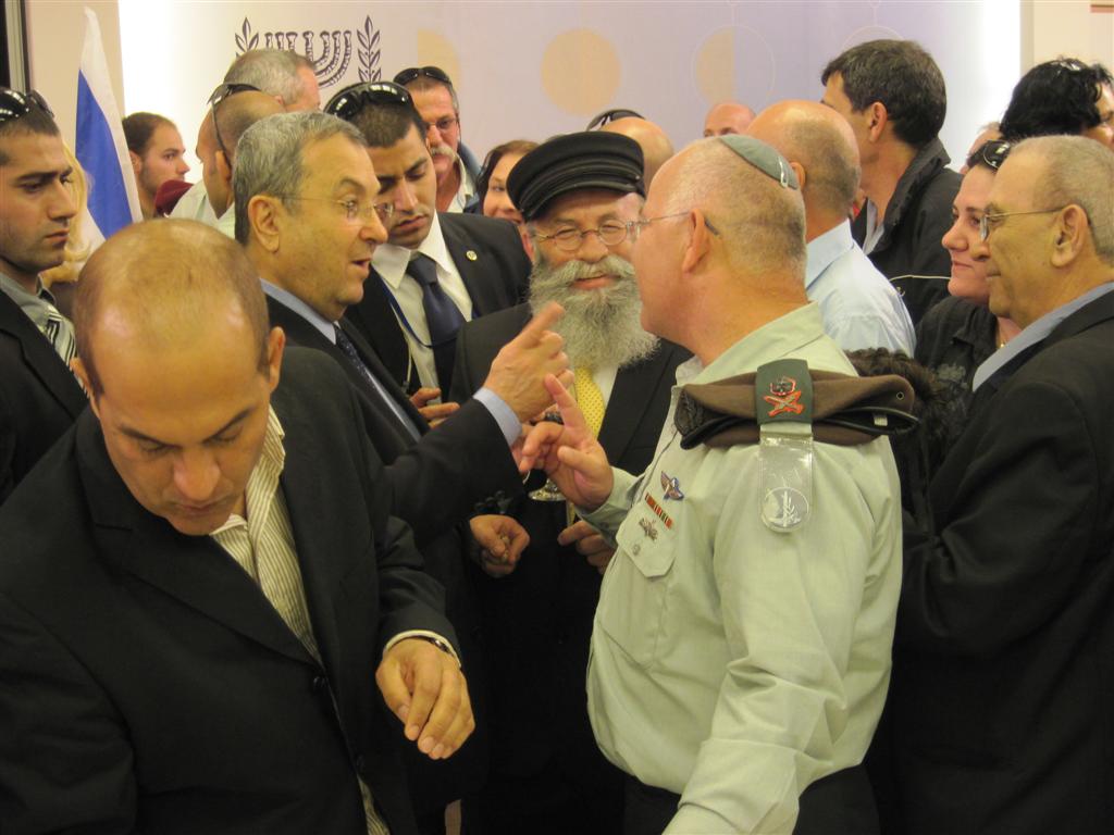 הפעולה הראשונה של גנץ: קביעת מזוזה