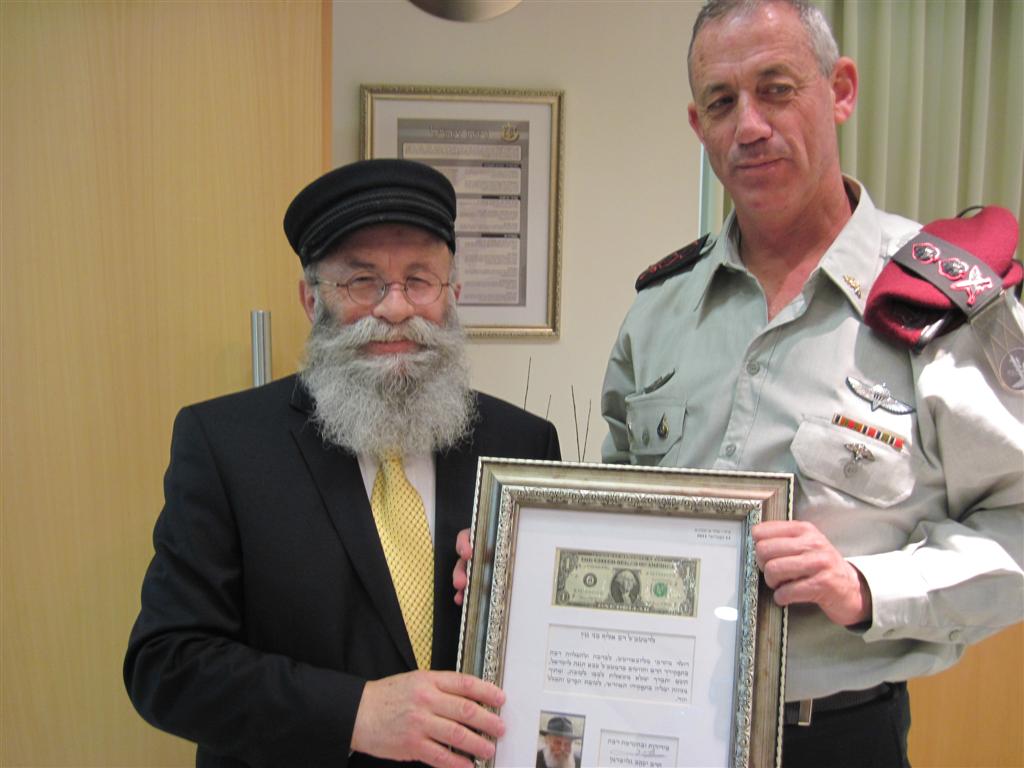 הפעולה הראשונה של גנץ: קביעת מזוזה