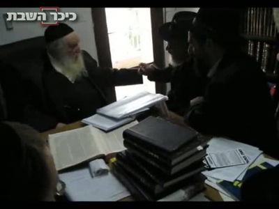 מפגש דרמטי בבית הראב"ד: הרב יוסף - הגיורים רק לחומרא