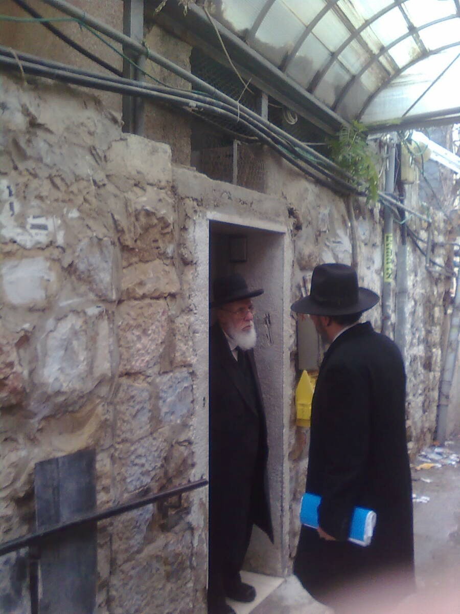 זעזוע: גרפיטי בירושלים נגד מרן הגרי"ש אלישיב