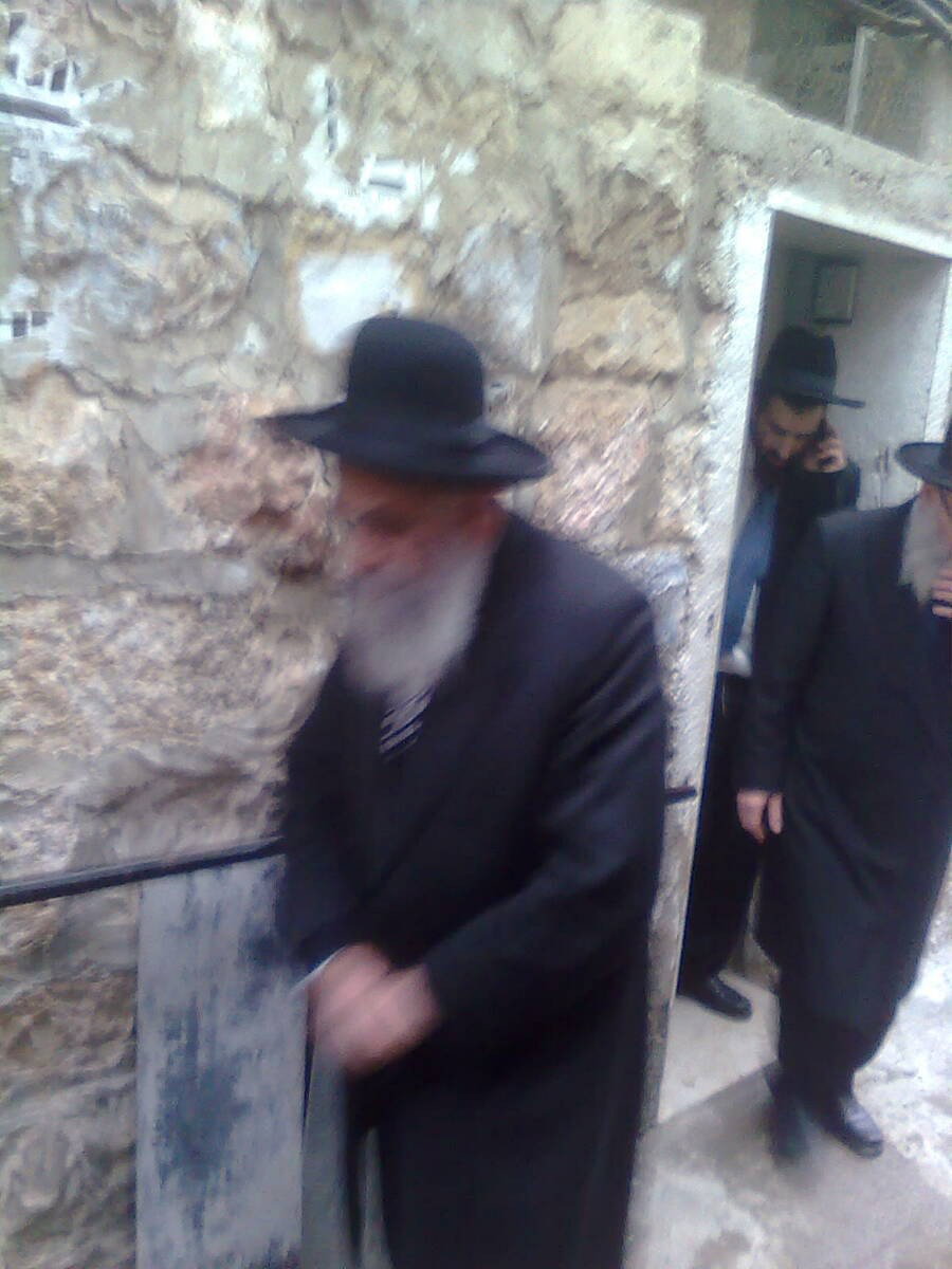 זעזוע: גרפיטי בירושלים נגד מרן הגרי"ש אלישיב