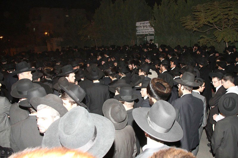 אלעד: המונים בהלווית הרב יוסף רוטנברג