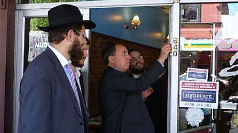 קביעת מזוזה בפתח בית-חב"ד