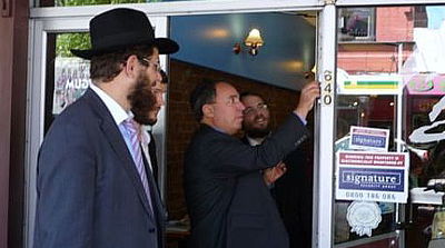 קביעת מזוזה בפתח בית-חב"ד