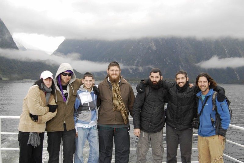 האדמה רעדה, מבנה בית-חב"ד נהרס כליל