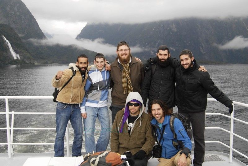 האדמה רעדה, מבנה בית-חב"ד נהרס כליל