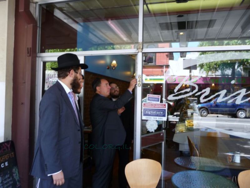 האדמה רעדה, מבנה בית-חב"ד נהרס כליל