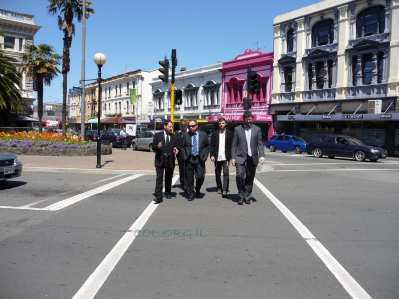 האדמה רעדה, מבנה בית-חב"ד נהרס כליל