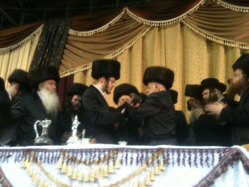 צפו: תמונות שהודלפו מחתונת סלונים