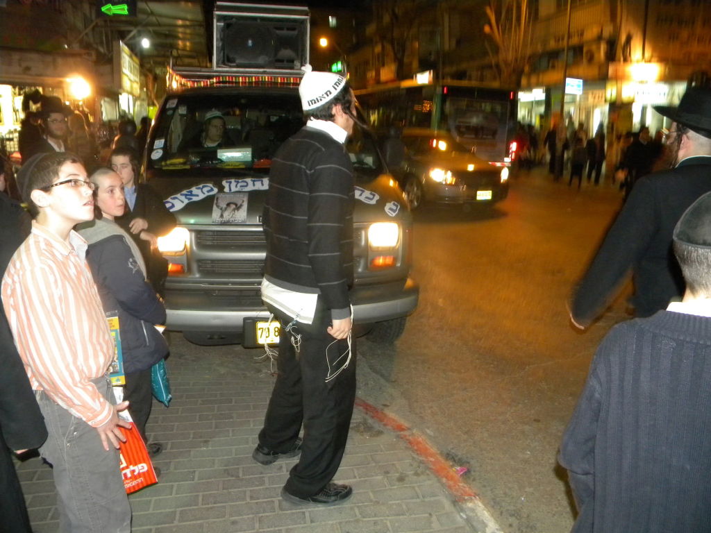 פורים בפתח, פקק בגאולה