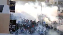 תיעוד: כך מרססים מפגינים בבחריין