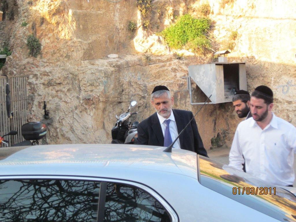 לרפואת הרב עובדיה יוסף: אלי ישי העתיר תפילה בקבר שמעון הצדיק