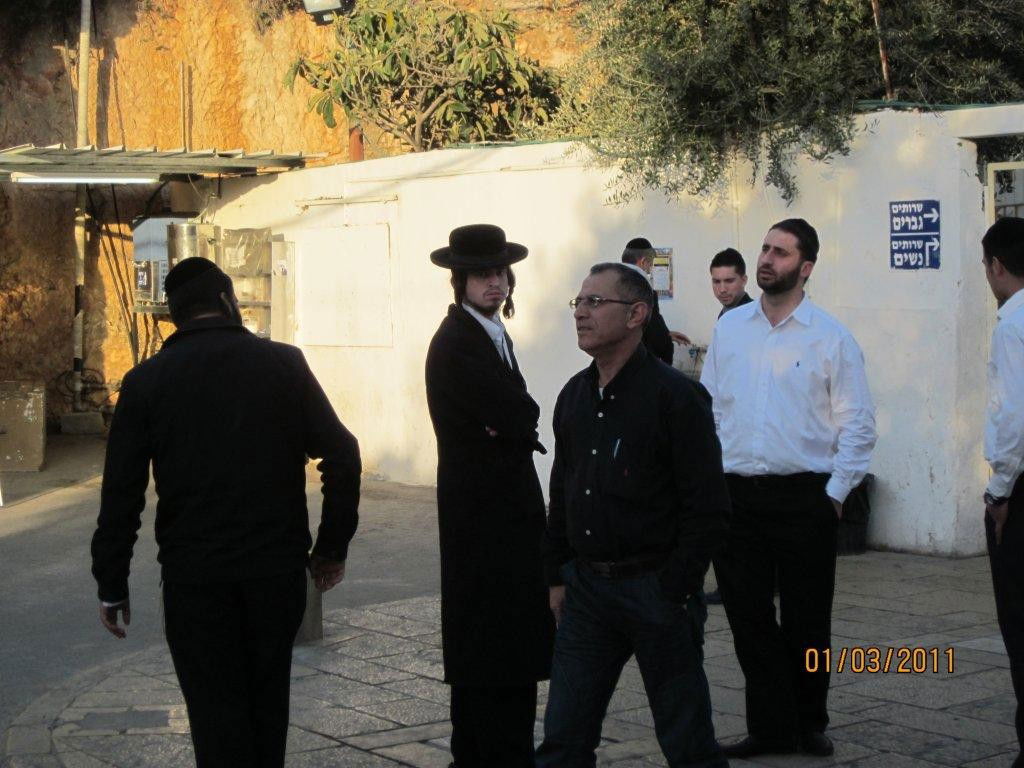 לרפואת הרב עובדיה יוסף: אלי ישי העתיר תפילה בקבר שמעון הצדיק