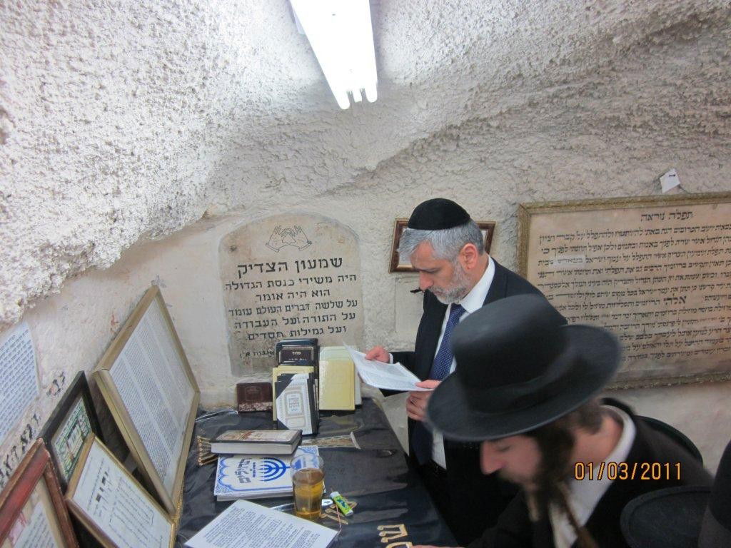 לרפואת הרב עובדיה יוסף: אלי ישי העתיר תפילה בקבר שמעון הצדיק