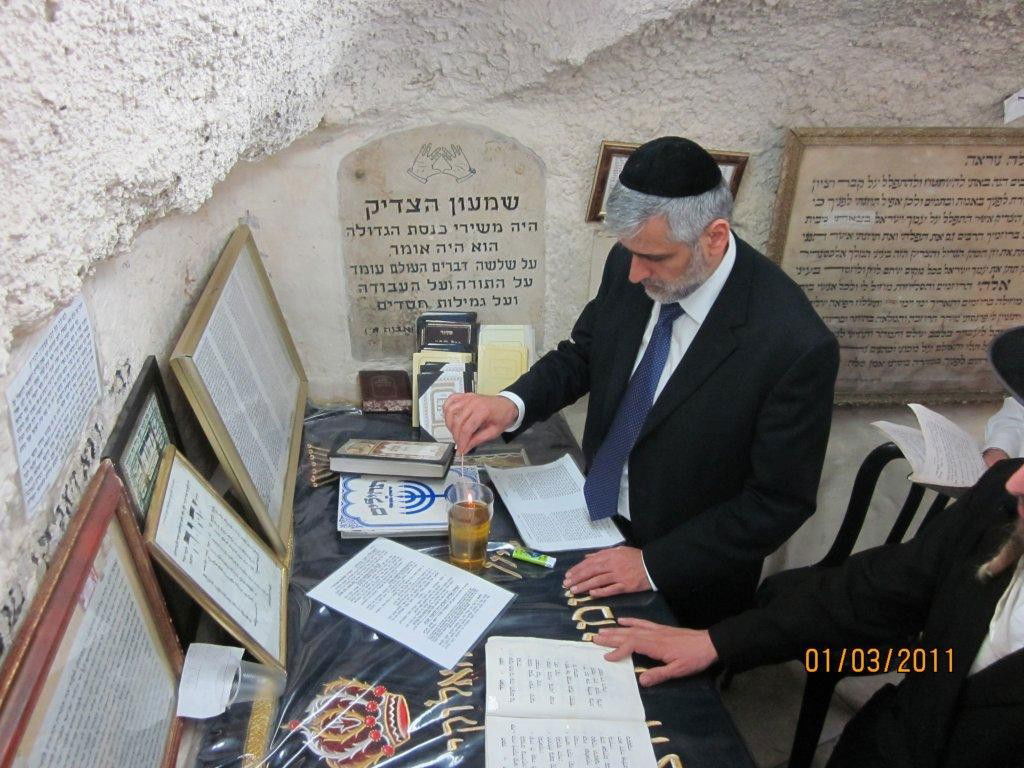 לרפואת הרב עובדיה יוסף: אלי ישי העתיר תפילה בקבר שמעון הצדיק