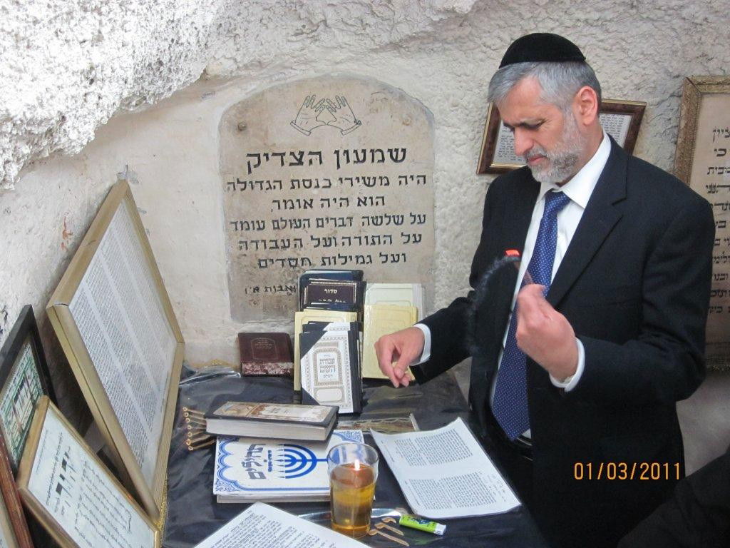 לרפואת הרב עובדיה יוסף: אלי ישי העתיר תפילה בקבר שמעון הצדיק