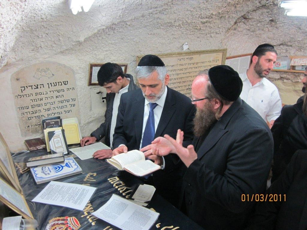 לרפואת הרב עובדיה יוסף: אלי ישי העתיר תפילה בקבר שמעון הצדיק