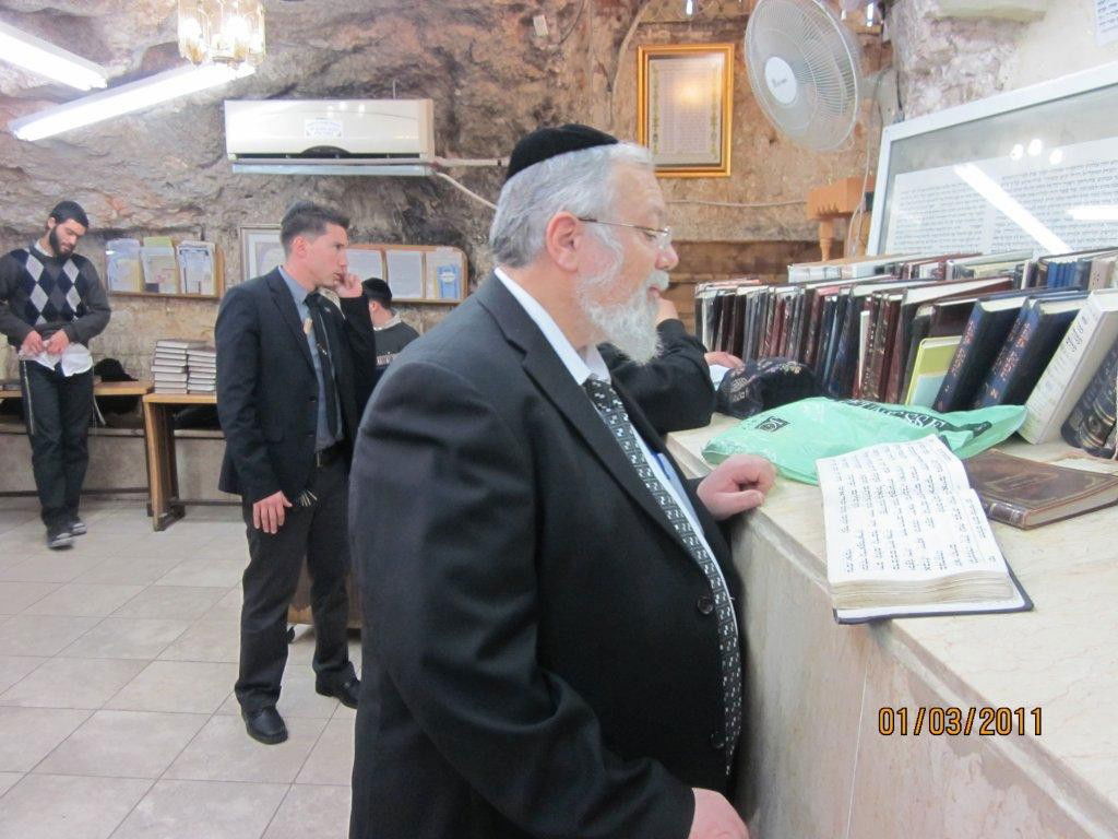 לרפואת הרב עובדיה יוסף: אלי ישי העתיר תפילה בקבר שמעון הצדיק