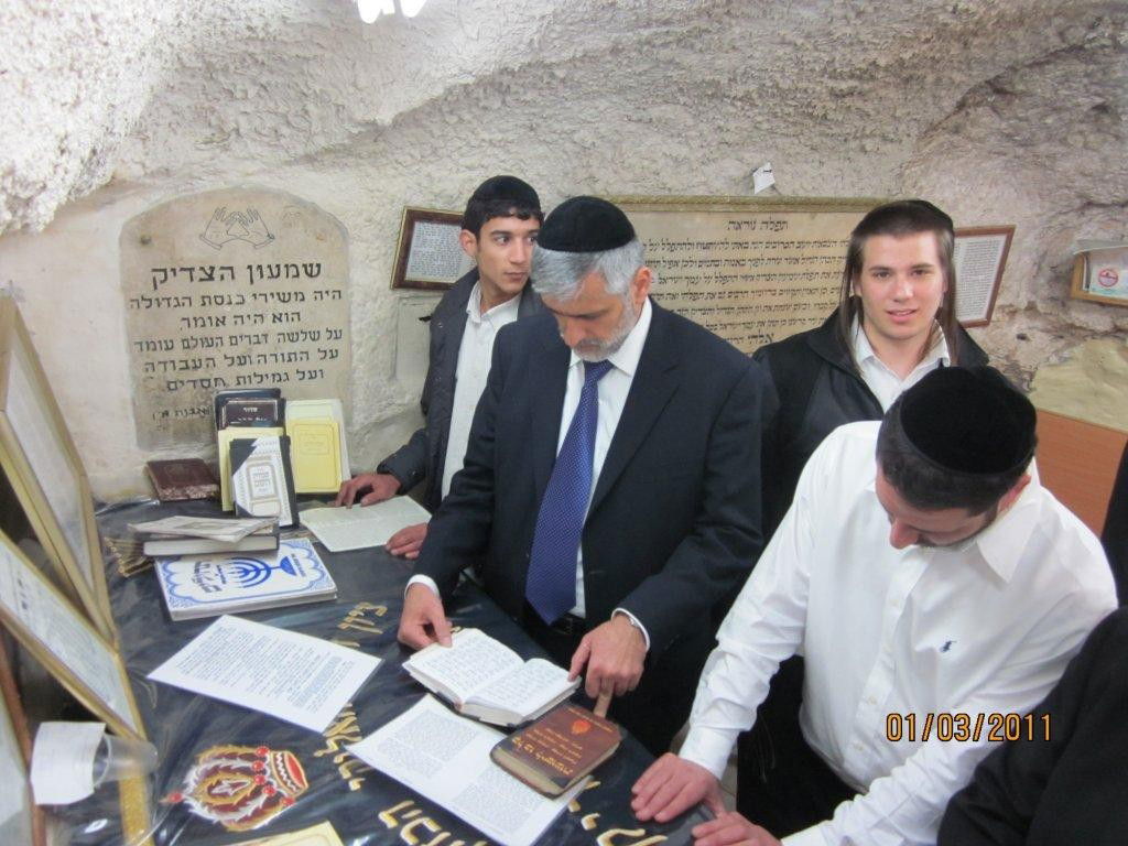 לרפואת הרב עובדיה יוסף: אלי ישי העתיר תפילה בקבר שמעון הצדיק