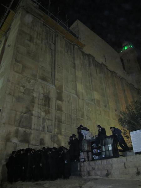 הכי קרוב לרב: המרדפים של חסידי הרב ברלנד בכפר ערבי