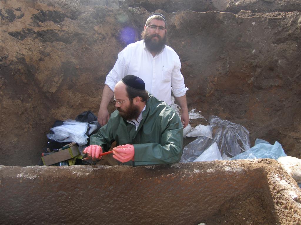 יקטר תובע את ´אתרא קדישא´ ב´עדה´: "אתם מחללי קברים"