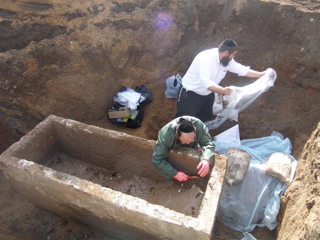 יקטר תובע את ´אתרא קדישא´ ב´עדה´: "אתם מחללי קברים"