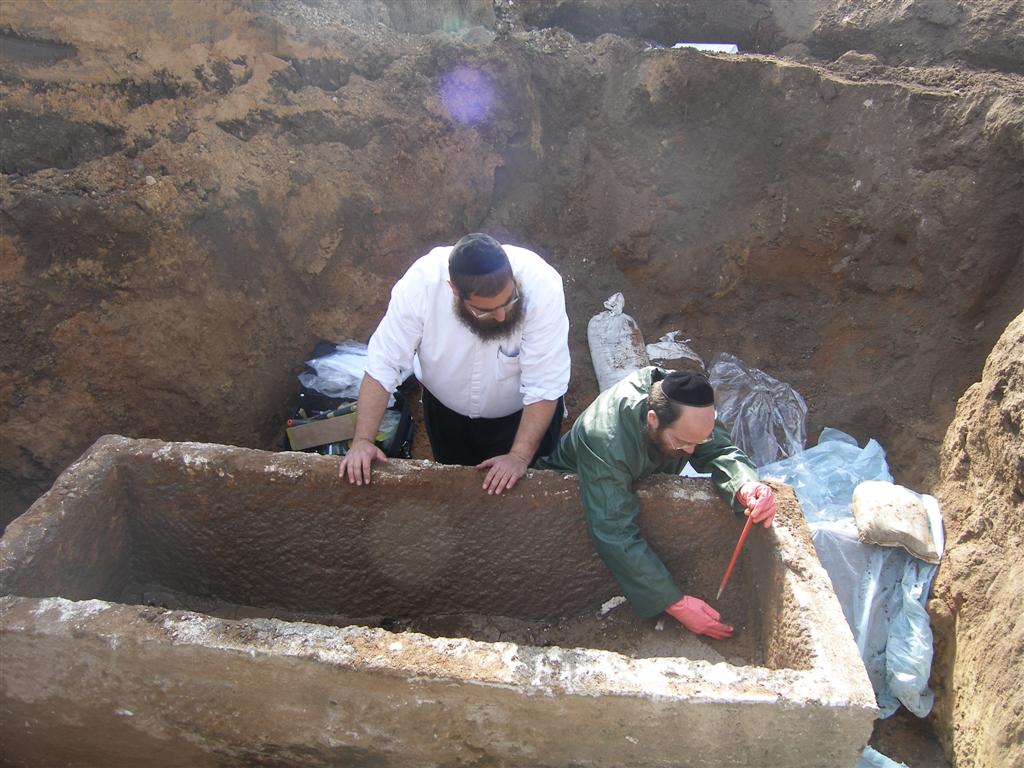 יקטר תובע את ´אתרא קדישא´ ב´עדה´: "אתם מחללי קברים"