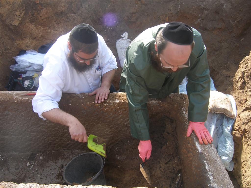 יקטר תובע את ´אתרא קדישא´ ב´עדה´: "אתם מחללי קברים"