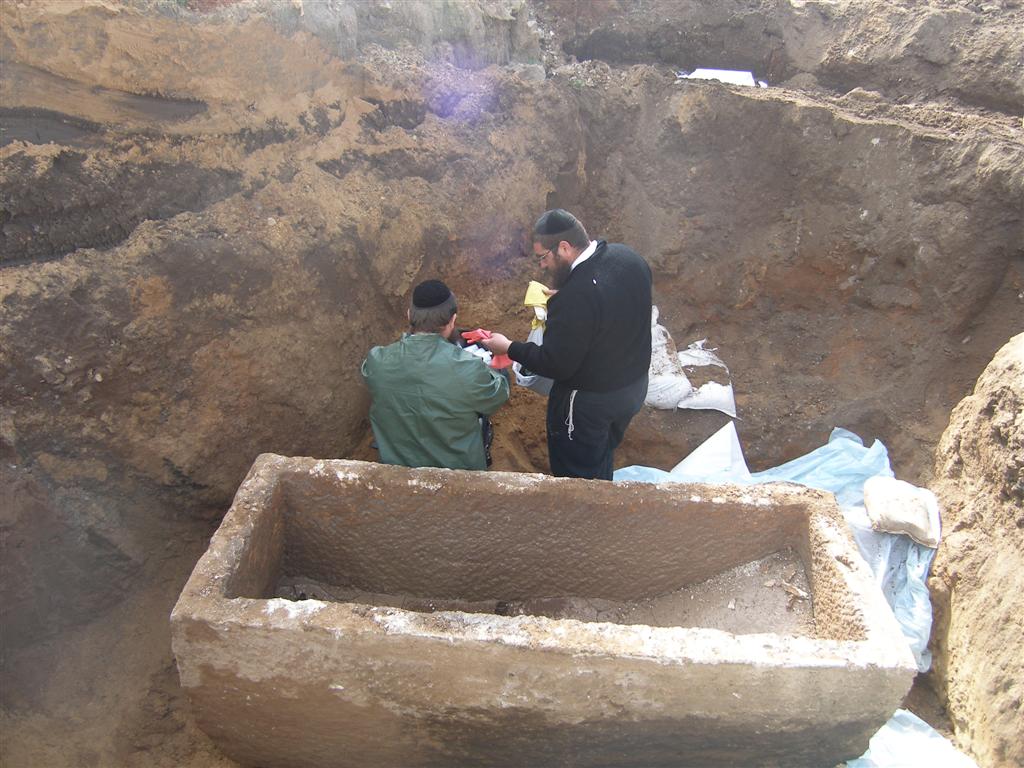 יקטר תובע את ´אתרא קדישא´ ב´עדה´: "אתם מחללי קברים"