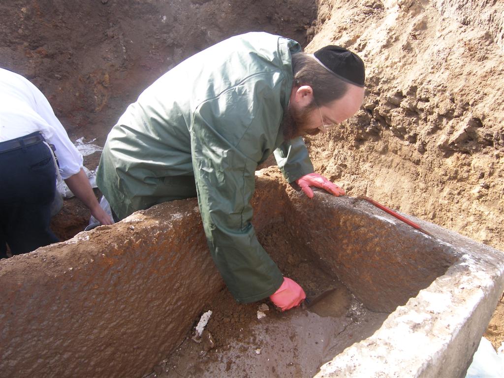 יקטר תובע את ´אתרא קדישא´ ב´עדה´: "אתם מחללי קברים"