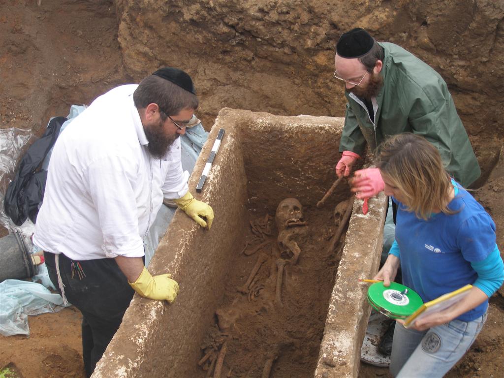 יקטר תובע את ´אתרא קדישא´ ב´עדה´: "אתם מחללי קברים"