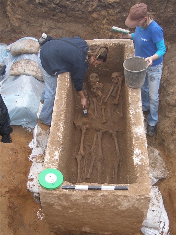 יקטר תובע את ´אתרא קדישא´ ב´עדה´: "אתם מחללי קברים"