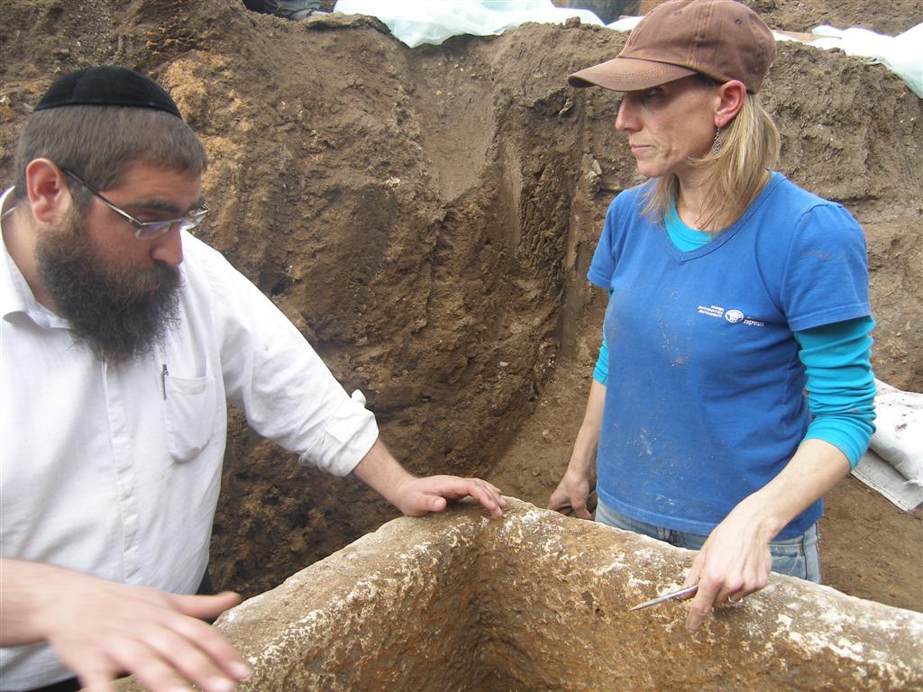 יקטר תובע את ´אתרא קדישא´ ב´עדה´: "אתם מחללי קברים"