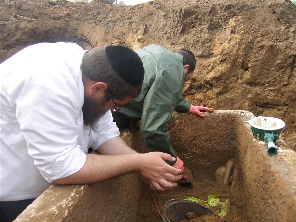 יקטר תובע את ´אתרא קדישא´ ב´עדה´: "אתם מחללי קברים"