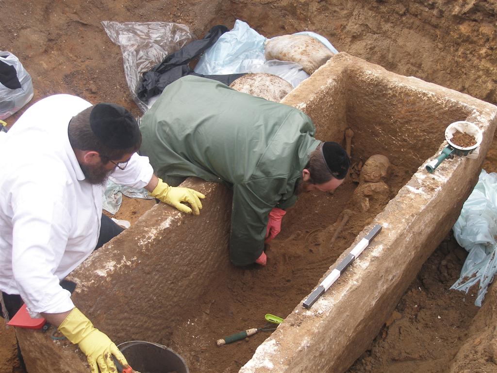יקטר תובע את ´אתרא קדישא´ ב´עדה´: "אתם מחללי קברים"
