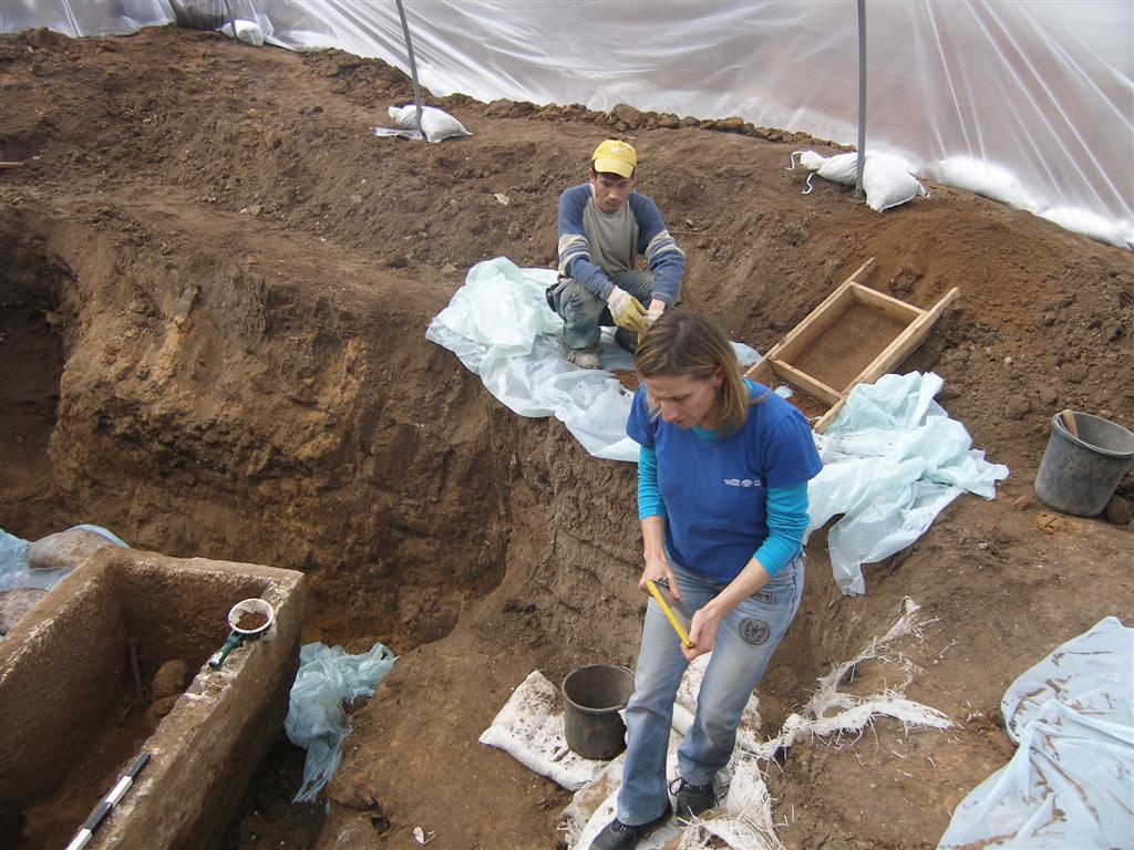 יקטר תובע את ´אתרא קדישא´ ב´עדה´: "אתם מחללי קברים"