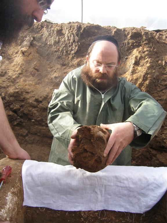 יקטר תובע את ´אתרא קדישא´ ב´עדה´: "אתם מחללי קברים"