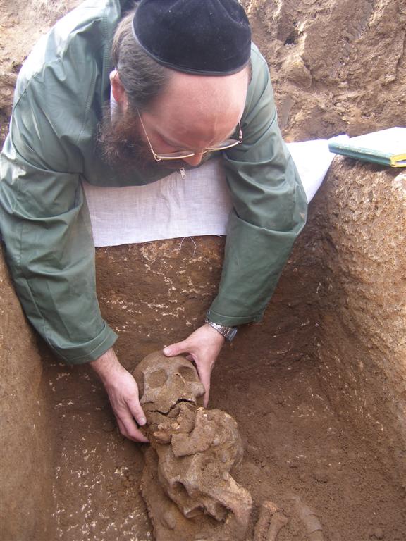 יקטר תובע את ´אתרא קדישא´ ב´עדה´: "אתם מחללי קברים"