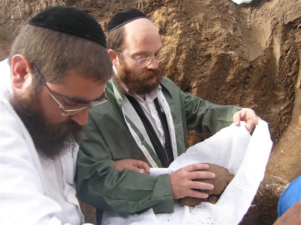 יקטר תובע את ´אתרא קדישא´ ב´עדה´: "אתם מחללי קברים"