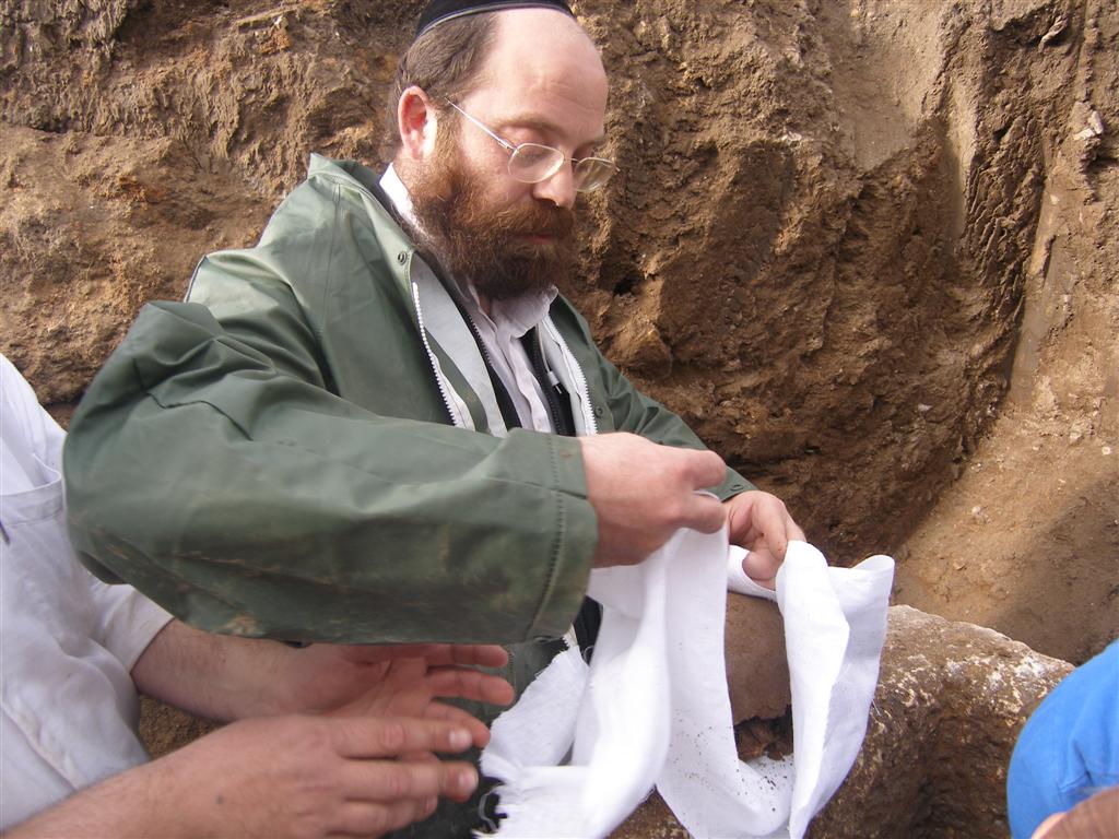 יקטר תובע את ´אתרא קדישא´ ב´עדה´: "אתם מחללי קברים"