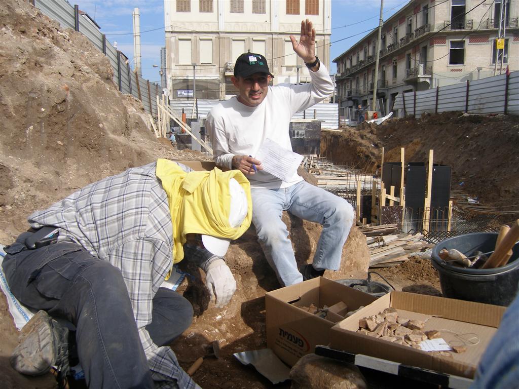 יקטר תובע את ´אתרא קדישא´ ב´עדה´: "אתם מחללי קברים"