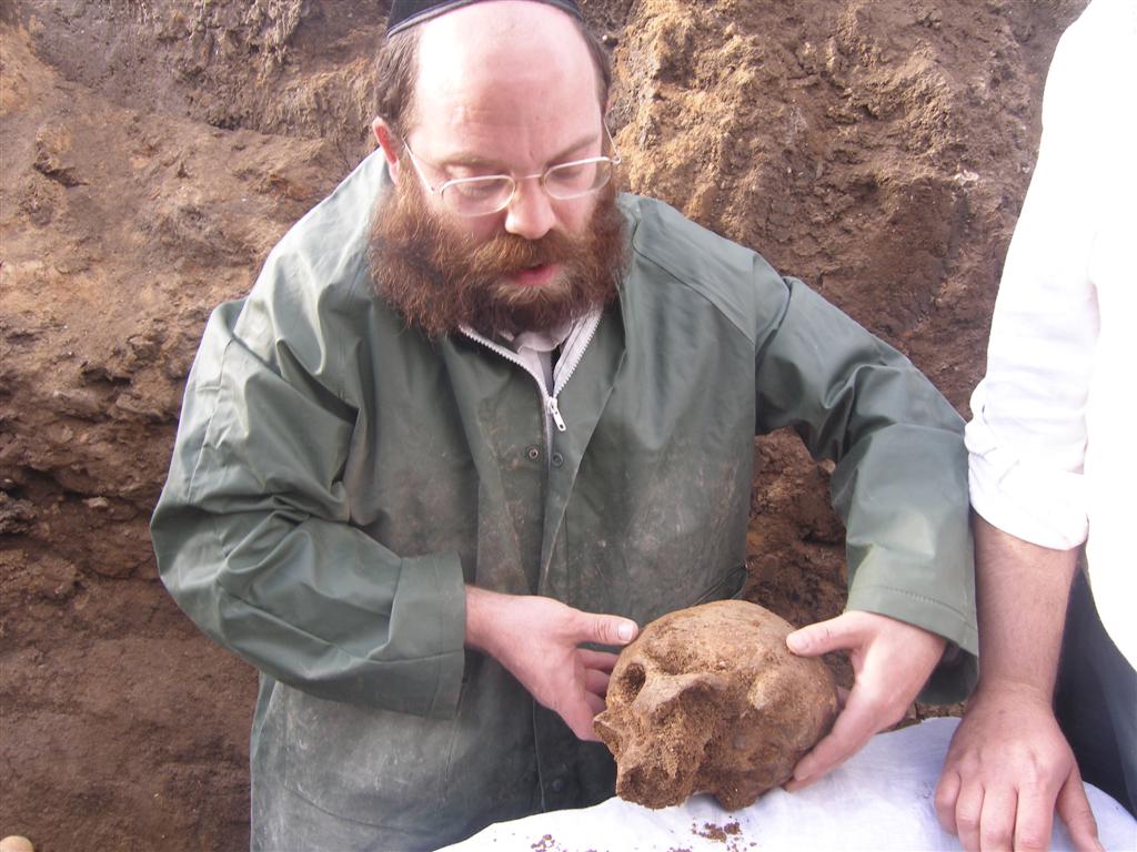 יקטר תובע את ´אתרא קדישא´ ב´עדה´: "אתם מחללי קברים"