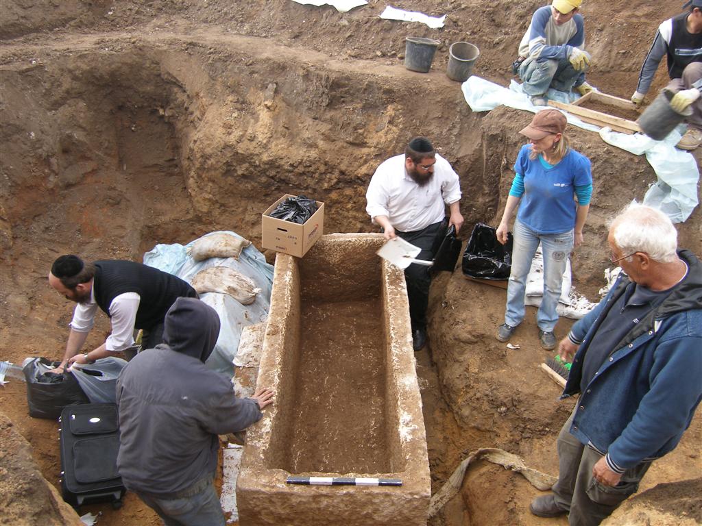 יקטר תובע את ´אתרא קדישא´ ב´עדה´: "אתם מחללי קברים"