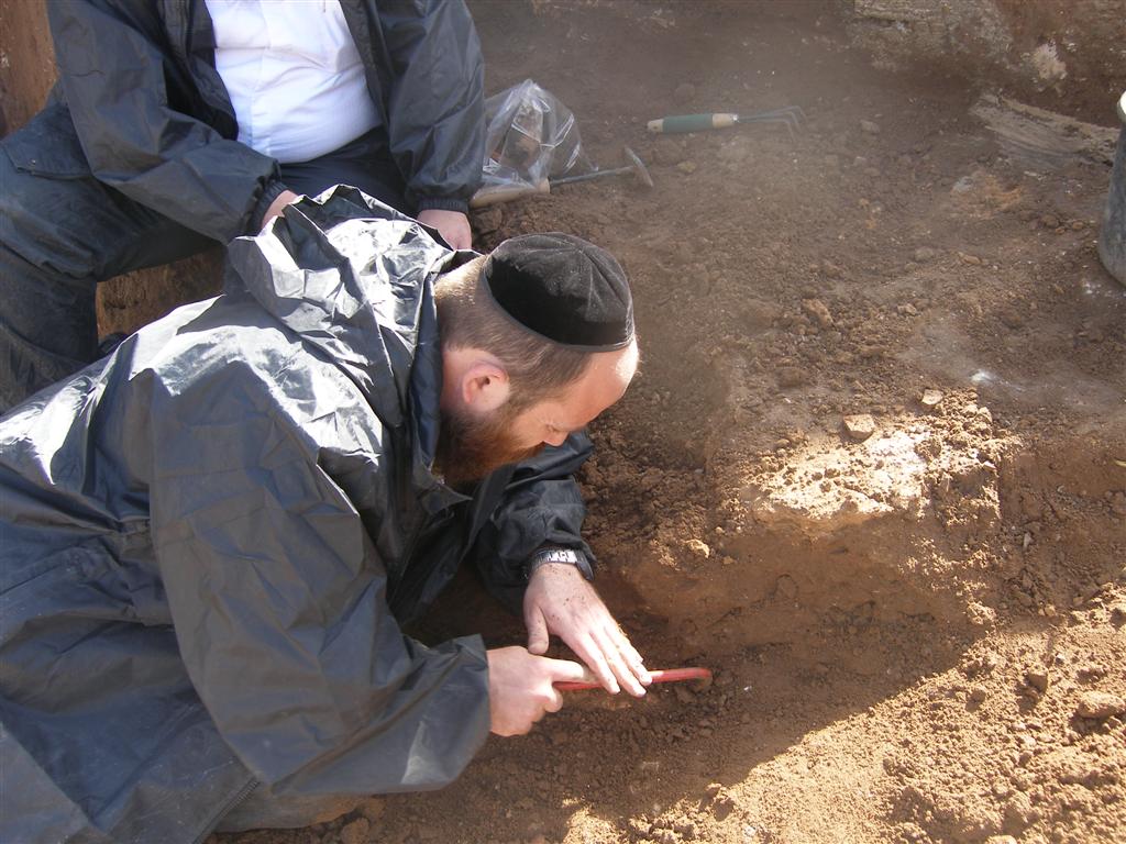 יקטר תובע את ´אתרא קדישא´ ב´עדה´: "אתם מחללי קברים"