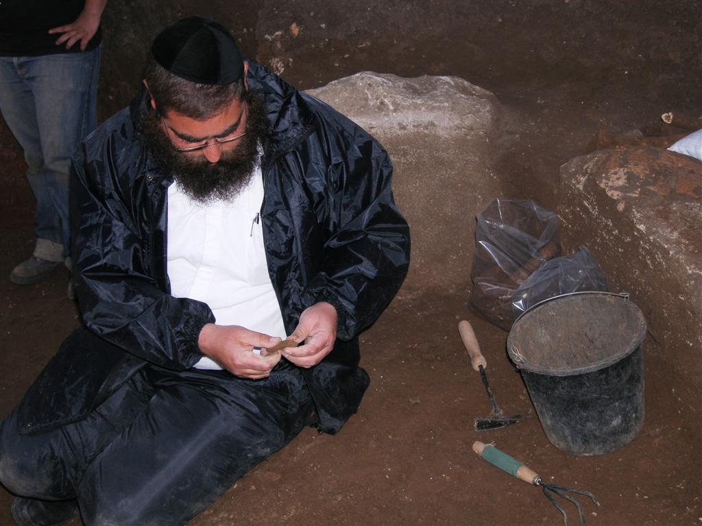 יקטר תובע את ´אתרא קדישא´ ב´עדה´: "אתם מחללי קברים"